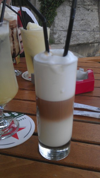 Fenomenalan latte machiatto u kaficu ispod mosta