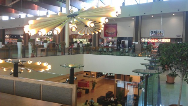 Gornji sprat Iuliusa sa restorancicima, izmedju ostalog i srpski cevap :)