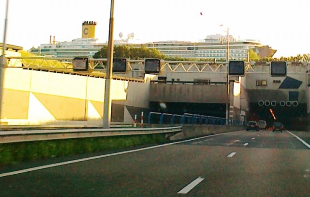 Prolazim ispod prekookeanskog broda