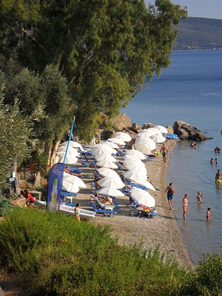 Jako mala hotelska plaža.