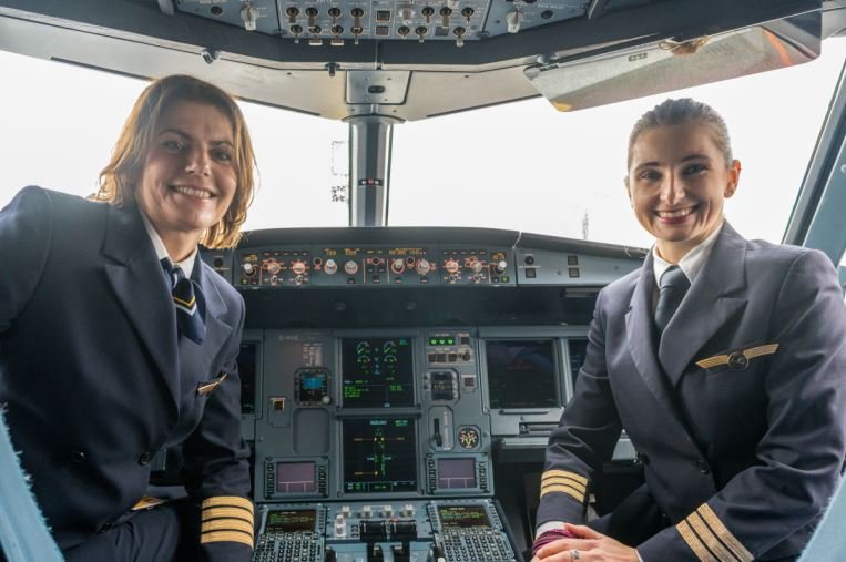 LUFTHANSA-FEMALE-CREW.jpg